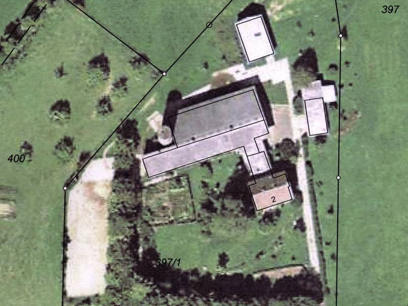 Zunächst die Gebäude. Erwähnt sei, daß der Stall 40m lang ist, damit Sie eine ungefäre Vorstellung vom Maßstab haben. Zunächst die Gebäude. Erwähnt sei, daß der Stall 40m lang ist, damit Sie eine ungefäre Vorstellung vom Maßstab haben.