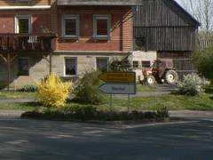 Hier kann man das Schild sehen, das im Hummeltaler Ortsteil Creez steht und nach Gubitzmoos weit.