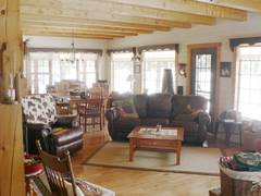 Blick vom Eingang durch Wohnzimmer zum Eßzimmer, ein fast 30m² großer Raum, an den auch noch die Küche mit Eßtheke anschließt. Durch die großen Fenster wirkt alles noch großzügiger und der Kontakt nach draußen bleibt gewahrt