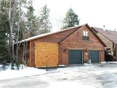 hier die Doppelgarage mit durchgang zum Haus und die Bootsgarage ganz links. Das Anwesen hat eine eigene Rampe in den Fluß über man das Boot in das Wasser lassen kann.