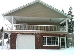 Auf diesem Bild der nordstlichen Giebelseite kann man auch den groen und geschtzten Balkon erkennen, der auf eineinhalb Seiten um das Haus geht.