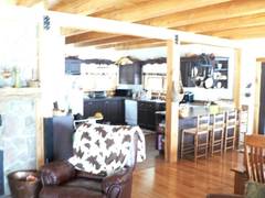 Leider ein schlechtes Bild.  Es soll die Kche mit Etheke (zwischen Ezimmer und Kche) zeigen, ganz links ist noch der Kamin zu sehen.  Auch in der Kche sichtbare Balken an der Decke, Holz und wei, eine schne Farbkombination