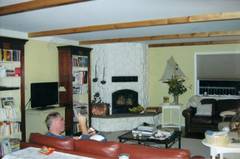 Das 7 m lange und 4 1/2 m breite Wohnzimmer bietet ausreichend Platz für große Familien oder viele Gäste. In der Ecke ein Kanin mit Ofenbank, den Sie zwei Bilder weiter rechts noch einmal im Detail betrachten können.