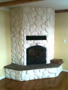 Groaufnahme des  Kamins im Wohnzimmer.  Dieser Kamin ist so effizient, da er die ganze obere Etage beheizen kann, und die untere zumindest nochmitheizt, alles Dank einer Umwlzanlage.