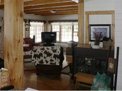 Nun ein Bild in die entgegengesetzte Richtung - glcklicherweise besser gelungen ;-)  -  auch an dieser Seite groe durch Sproen aufgelockerte Fenster, ein Traum ...