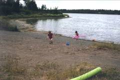 Aber im Sommer ldt natrlich der See zum Bden ein, hier eine kleine ffentlich Badestelle ganz in der Nhe des Hauses, die wenig besucht wird. Etwas weiter weg gibt es einen mehr frequentierten Badestrand.