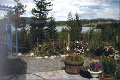 Blumen und Farben in Kbeln, in Blumenbeeten und auch in der Ferne.  Ruhe und Schnheit trotz der Vorteile die die Einbindung in eine Siedlungsgemeinschaft von Gleichgesinnten bringt.