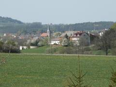Der Hof rechts gehrt zu Schobertsreuth, die Ortschaft dahinter, welche in echt viel weiter weg ist, ist Mistelgau.