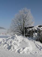 riesiger Schneehaufen vor der Garage