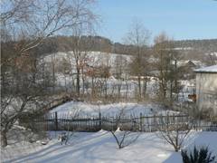 Blick auf den verschneiten Gemsegarten und die Obstbume