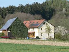 Hausnummer 1 beherbergte frher eine Gastwirtschaft, es war wie in unserer Gegend blich mit Sandstein erbaut.  Die ganze Anlage wurde vor kurzem aufwendig renoviert