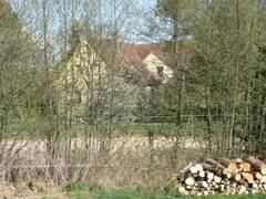 hier das ebenfalls gerade erst renovierte Stammhaus des Nachbarhofs, eine Kombination von Sandstein und Fachwerk, hbsch!