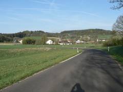 Gubitzmoos von Osten, vom Hummeltaler Ortsteil Creez kommend - unser Hof ist der mit dem Silo, der im Vordergrund