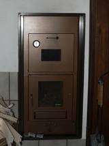 Der Ofen wird von der Küche aus geschürt. Das über dem Heizraum gelegene Backfach leistet im Winter hervorragende Dienste. Hier gibt es richtige Steinofen-Pizza und Brot. Das Backfach ist selbstreinigend, wenn man die Abluft des Heizfaches umlenkt.