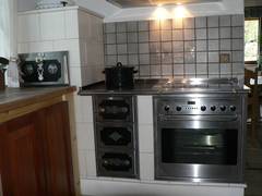 All die Arbeiten wurden von einem sehr fähigen Kachelofenbauermeister ausgeführt. Eine weitere Besonderheit und Indiz für die Hochwertigkeit der Arbeit ist, daß ohne verputzte Fugen gearbeitet wurde. Die Kanten der Kacheln wurden gebrochen, einfach aneinandergesetzt. Da gibt es keinen Spielraum für noch so kleine Schlampereien.