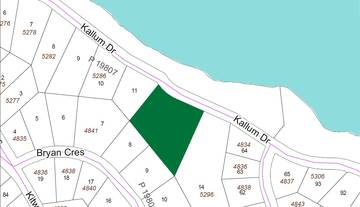 In diesem Ausschnitt ist gut zu erkennen, daß das auf der anderen Straßenseite liegende Seeufer an sich unverbaubarer Grüngürtel ist, also fast genial, denn Ufergrundstücke sind so viel teurer als solche ohne direkten Wasserzugang und hier hat man quasi ein Ufergrundstück ohne dafür bezahlen zu müssen. Das Anwesen vereint zwei Grundstücke in sich.