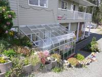 Haus am See, mit Balkon an zwei Seiten, schnem Garten und 300 m Wohnflche.  Gelegen zwischen den Bergen in Kanadas Westkstenprovinz, British Columbia.
