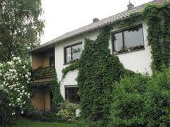 Die Sdseite mit Balkon und Terasse. Die Terasse knnte leicht in einen Wintergarten umgewandelt werden, dies wrde das Haus auch optisch aufwerten.