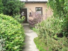 Der Eingang an der Ostseite, an der sich auch die Haupteinfahrt befindet.  Das Bild im Kopf unseres internet-Auftrittes ist ebenfalls von der Westseite aufgenommen.