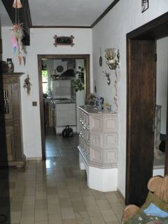 Den Gang schmckt das Ende des Kachelofens sowie der groe beschnitzte Balken, der oben auf dieser Seite abgebildet ist.