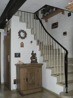 Das Treppenhaus ist grozgig genug, da sogar noch ein Bcherregal aufgehngt werden konnte.