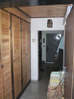 Auch im Wirtschaftstrakt wurde Regalplatz geschaffen.  Hier die Schrnke im Gang.