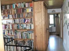 Platz fr Bcher hat auch diese Regalwand geschaffen.  Der Einbauschrank im Gang nimmt zwar etwas Platz weg, lt aber genug und bietet dafur umso mehr.