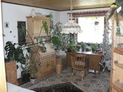 In diesem von Sonnenlicht durchfluteten, groen Zimmer zieht die lteste Tochter Kateen und Zitronenbume.