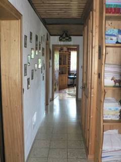 Der Gang im Obergescho mit Einbauschrank und einem Handtuchregal fr das angrenzende Badezimmer.