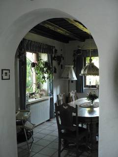 Auch das Ezimmer ist normalerweise sehr hell, mit dem Blumenfenster auf der Ostseite und dem groen Fenster auf der Sdseite ist der Etisch sowohl zum Frhstck als auch beim Mittagessen hell erleuchtet.