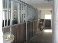 Hier ein Blick auf den hintersten Teil der Stallgasse.  Die Tr geht zum betonierten Teil des Auslaufes auf dem auch die Futterkrippe steht.