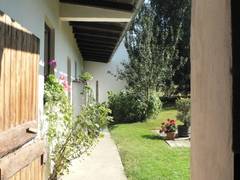 Vom Stall aus gibt es neben dem Ausgang zum Futterplatz drei weitere Ausgnge nach drauen und drei zur groen Maschinenhalle.