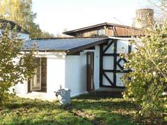 Der Hhnerstall und Rckseite der Holzlege