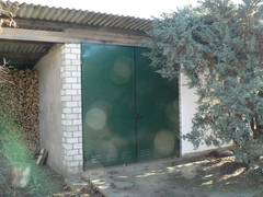 Holzlege und Traktorgarage (fr kleine Schlepper oder Kleinbusse geeignet) an Nordende des Garagengebudes