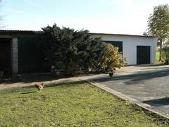 Die Garagen gesehen von Nordwest.  Am Sdende die dritte Garage, diese mit Schwingtor