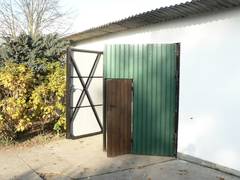 Noch eine Garage mit groen Toren auf der anderen Seite des Werkstattraumes