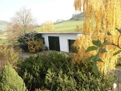 Der Garagenkomplex vom Badezimmer gesehen