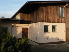 Anbindehaken an der Stallwand, geteerte Hofflche, an der Garagenwand sind weitere Anbindehaken.