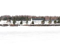 Noch einmal das Anwesen der Nonnen am gegenberliegenden Ufer, hier sind die Gebude aber etwas besser zu erkennen.