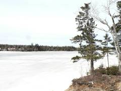 Der Blick fluabwrts.  Im Winter kann man hier mit der Schneekatze oder mit dem Auto zum Eisfischen fahren.