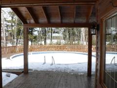 Das Anwesen von der Einfahrt gesehen, rechts die Einfahrt selbst.  Das Anwesen und seine Einfahrt sind am Ende einer Strae gelegen.