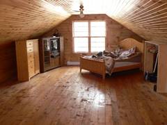 und die andere Seite.  Man knnte den langen, wenn auch nicht breiten Raum nocheinmal unterteilen und so eine richtige Gstewohnung schaffen.