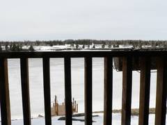 und auf die andere Seite vom Flu.  (Bilder von dieser sehen sie weiter unten).  Durch das Balkongelnder sehen Sie auch die Treppe zum Ufer, wo dann im Sommer die schwimmenden Stege liegen.