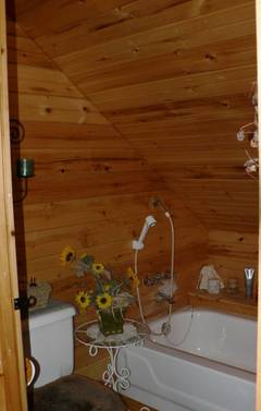 Badewanne und Toilette im oberen Bad.