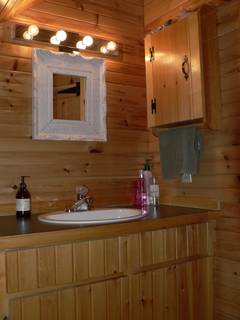 Dieser im oberen - ein ganz anderer Stil, da im Obergescho alle Wnde mit nicht mit Frabe gestrichenen Holz verkleidet sind.