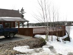 Der Pool mit seinem Gelnder von der Bootsrampe gesehen.