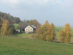 schner oberfrnkischer Sandsteinhof gegenber von unserer Hangwiese vor Voitsreuth
