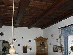 Unsere Decken sind fast alle aus Holz.  Hier im Ezimmer haben wir die Balken wieder freigelegt und eine echte Stlpdecke geschaffen.  Auch das mit Bioprodukten veredelte Holz und der Brstenputz der Wnde ergnzen sich hervorragend.