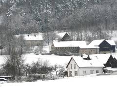 Das vorderste Haus gehrt noch zu Gubitzmoos, die dahinter gehren zu Voitsreuth, ohne Teleobjektiv wrde man erkennen, das hier mehr als 500 m Abstand dazwischen liegen.