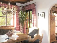 Das Wohnzimmer neben dem Kachelofen und der Holzdecke handwerkliche gefertigte neue Sprossenfenster und wurde dadurch optisch vergrert, da die Wand zum benachbarten Zimmer durchbrochen wurde.